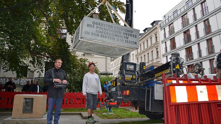 Oberbürgermeister Burkhard Jung beim Abbau des Poniatowski-Denkmals - Foto: Karolin Kelm 