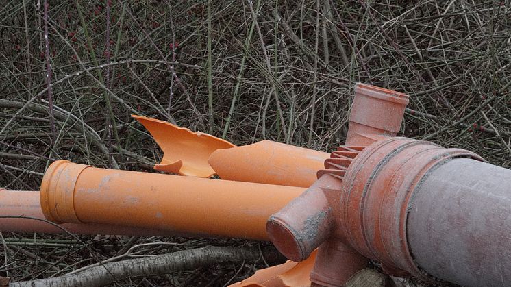 Järva begravningsplats byggs på instabil mark. Nyligen gjorda installationer håller inte för markens rörelser. Bild på rör och tillsynsbrunn som NCC tvingats gräva upp.