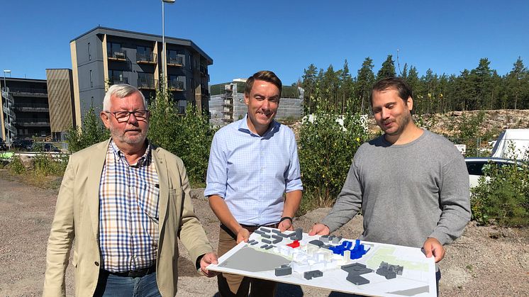 På bilden ses från vänster stadsbyggnadsnämndens Håkan Holm Alteblad (S), förste vice ordförande, Erik Nilsson (KD), ordförande, och Magnus Resare (M), andre vice ordförande som visar upp en 3D-modell över de nya byggnaderna i Tullholmsviken.