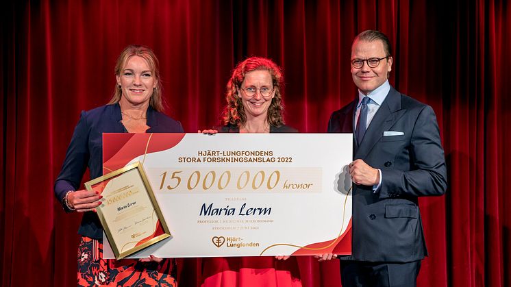 På bilden från vänster: Kristina Sparreljung, generalsekretera för Hjärt-Lungfonden, Maria Lerm, professor vid Linköpings universitet, Hjärt-Lungfondens hedersordförande H.K.H. Prins Daniel.