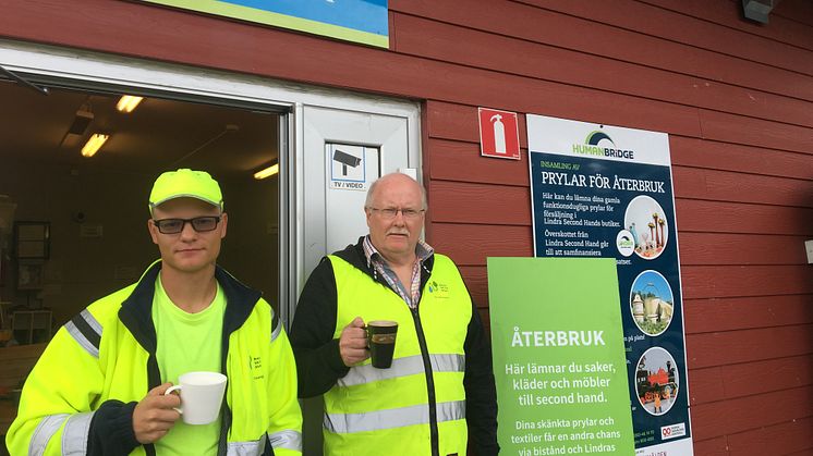 Personal bjuder på fika utanför återbrukshuset