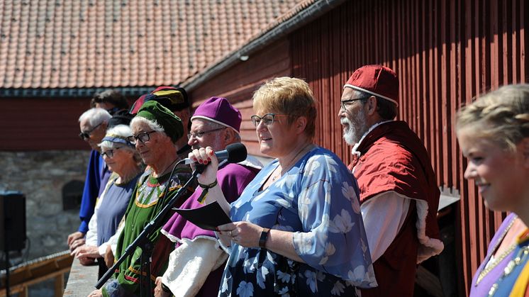 Kulturminister Trine Skei Grande var en av mange som besøkte Hamar middelalderfestival på Domkirkeodden 8.-10. juni 2018. Statsråden hyllet både museet på Domkirkeodden og ikke minst frivilligheten, under sin tale. Foto: Stine S. Skjæret/Anno