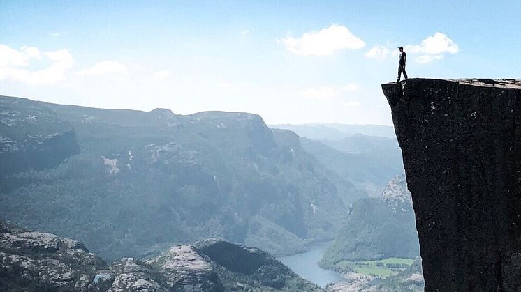 Preikestolen ved Stavanger er en 604 meter høj, flad klippe med lodret fald. Foto: Matthias Tillen/Unsplash