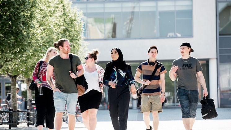 I projektet Ökad högskoleövergång har Fyrbodals kommuner och Högskolan Väst satsat tillsammans för att inspirera och underlätta för fler att studera på högskola eller universitet. Foto: Kent Eng