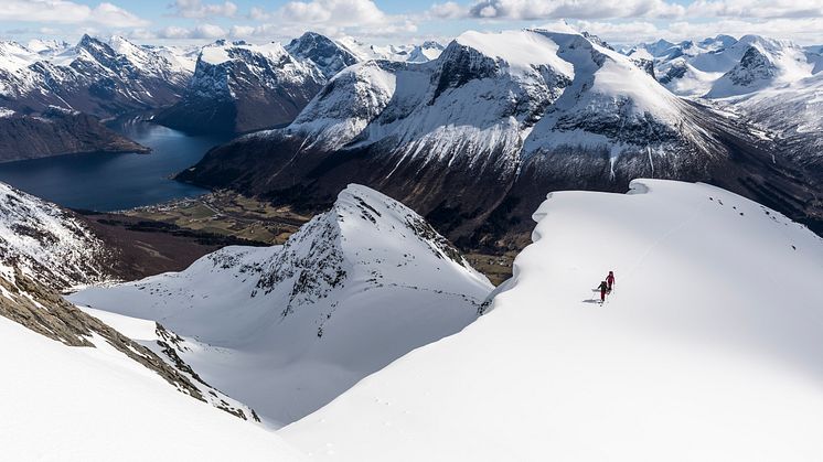 VAKKERT. Kontrasten mellom snø og barmark gir en helt unik turopplevelse.