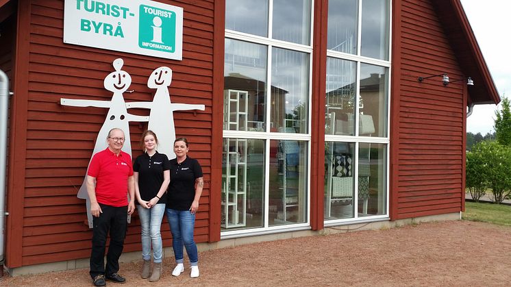 John Larsen, Ebba Henriksdotter och Frida Rosén öppnar upp turistbyrån i Skillingaryd 1 juni.