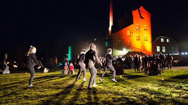 Panta Rei Danseteater får 6 millioner kroner til videreføring av danseprosjektet TILT, som sørger for at mange får oppleve gleden av dans. Her fra en vandrende danseforestilling i Stange i oktober 2016. (Foto: Frederik Garshol)