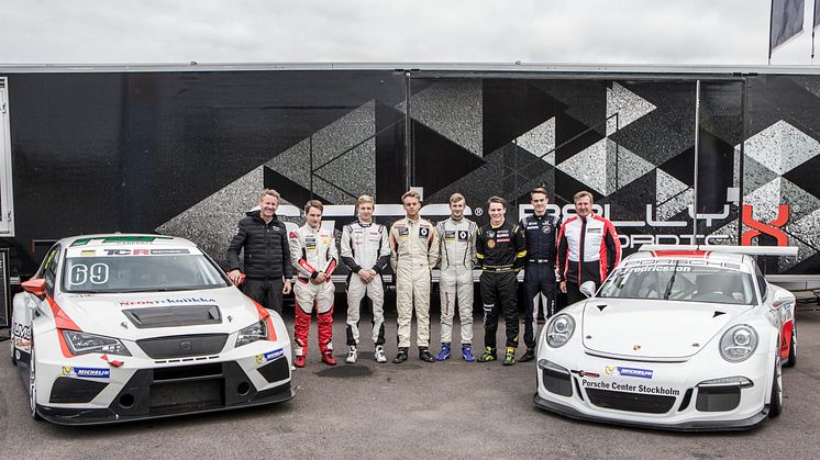 Gruppbild, fr.v: Jonas Lundin (vd STCC AB), Ilmari Korpivaara, Juuso Puhakka, Nicklas Oscarsson, Marcus Annervi, Linus Lundqvist, Philip Hall, Thomas Johansson (sporting director Porsche Carrera Cup Scandinavia). Foto: Daniel Ahlgren/STCC