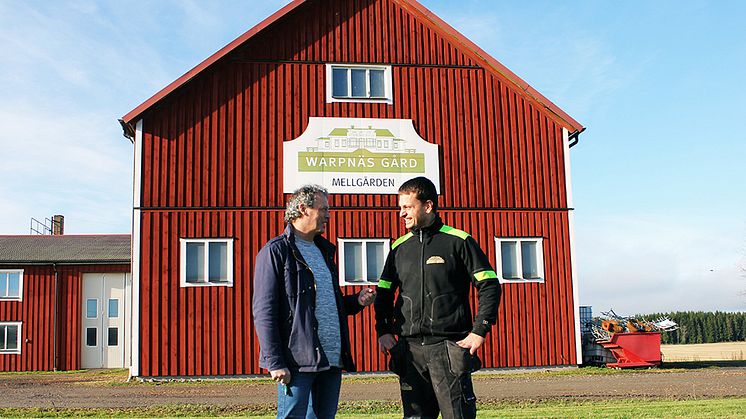 Alain Grenard, kostchef gymnasieförvaltningen Karlstads kommun, tillsammans med Mathias Spelmans på Warpnäs gård.
