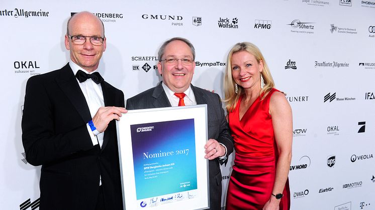 Dr. Markus Kliffken (middle), Member of the Management Board at BPW, and Katrin Köster, Head of Corporate Communication, received the certificate from Prof. Dr. Tim Hosenfeldt, Senior Vice President Corporate Innovation at category sponsor Schaeffler