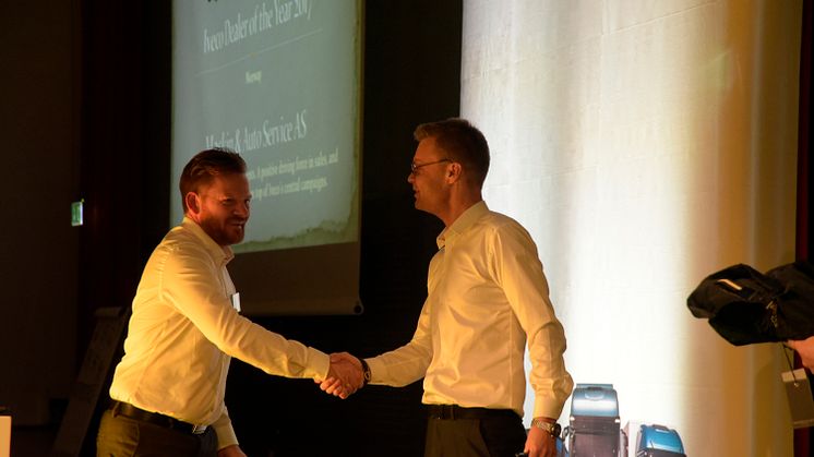 Helge Rønneberg fra Maskin & Auto Service AS, Sandnes, som ble utpekt til årets forhandler i Norge og Iveco´s Business Director Lars Beck.