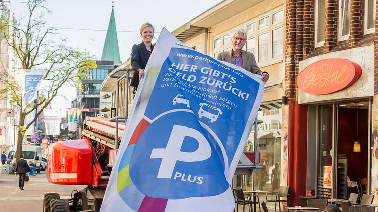  Janine-Christine Streu (Kiel-Marketing) und Uwe König (Förderkreis Altstadt) bei Einführung von Parken Plus im Mai 2018
