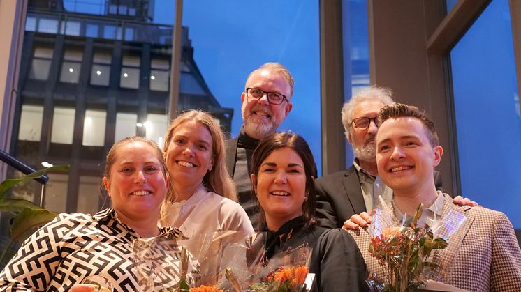 Årets pristagare till lärarpriset Guldäpplet tillsammans med dagens värdar: Nedre raden fr v: Eva Bida, Janni Karlsson och Andrey Shupliakov. Övre raden fr v: Alexandra Blomberg, Robert Fahlgren och Peter Becker. Foto: Bo Helmersson.