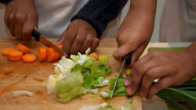 Barn og unge spiser grønnsaker med glede når de selv lager maten! 