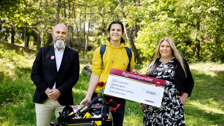 Årets Bygmastipendiat vid Tyresö gymnasium, Robin Johansson Mendoza, omgiven av Bygmas Klas Widman och bitr. rektor Petra Jonasson.