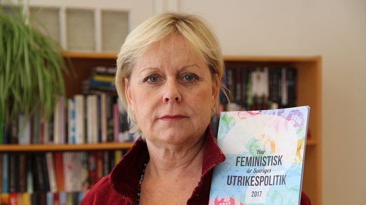 Lena Ag med rapporten om den feministiska utrikespolitiken som presenteras vid seminariet 5 juli