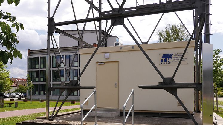 Der "gläserne" Container auf dem zentralen Freigelände des TH-Campus.