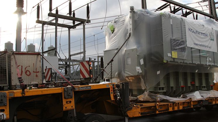 Schwerstarbeit: Vom Spezialtransporter müssen die 80 Tonnen auf Sockel-Standort geschoben werden.