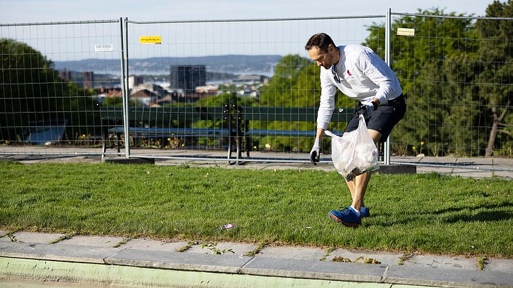 Administrende Direktør i Diplom-Is, Martin Kjekshus rydder etter festen. 