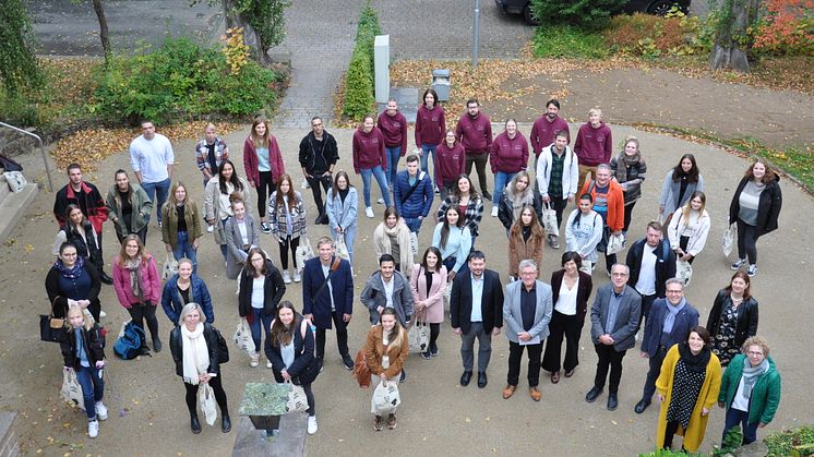 Endlich wieder Lehre in Präsenz: Die neuen Studierenden der EHD am Standort Schwalmstadt auf dem Campus der Hephata Diakonie.