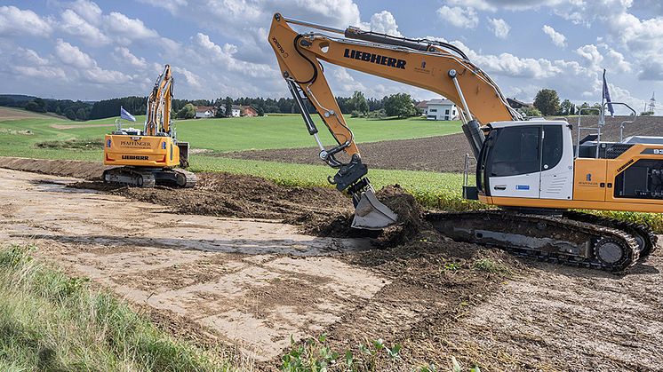 Im ersten Schritt wird der Oberboden auf der Trasse abgetragen: Die Bayernwerk Netz hat mit den Arbeiten zum Bau eines neuen Hochspannungskabels in Tann und Reut begonnen.