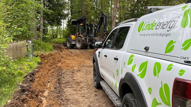 Nu grävs elledningar ner i villa- och sommarstugeområdet Södra Runnaby, strax norr om Mellringe. Foto: Linde energi.