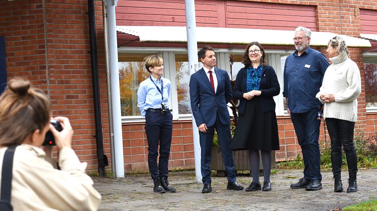 Från vänster: Jenny Nordström, förvaltningsdirektör , Robert Beronius (L), ordf barn- och skolnämnden, Anna Ekström (S), utbildningsminister, Johan Kant, verksamhetschef grundskolan, Inger Lundström, rektor Frötuna skola.