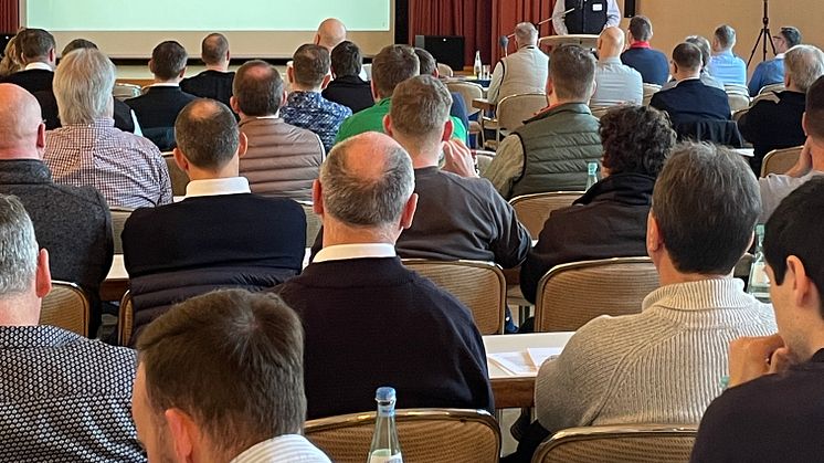 Detlef Schreiber, Leiter des hagebau Spezialisierungssystems DACH + FASSADE FACHHANDEL, begrüßt rund 100 Fachverkäufer zum Kompetenz-Update