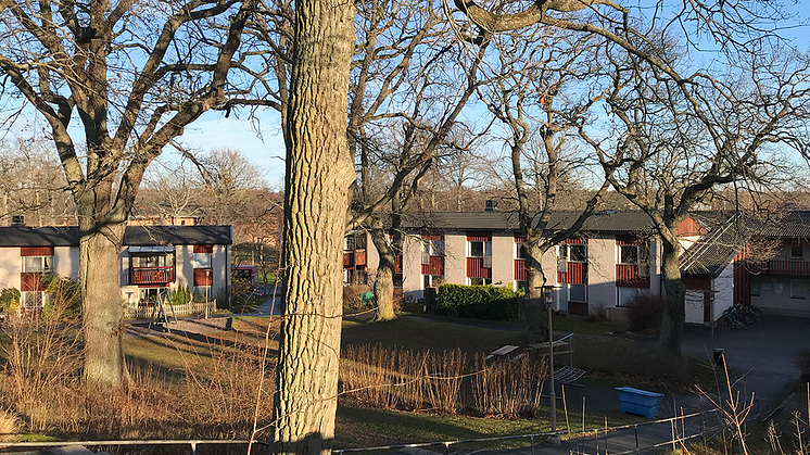 Fastigheten Banjon 1 inrymmer 3 lamellhus (82 lägenheter och 1 samlingslokal) och ett friliggande parkeringsdäck.