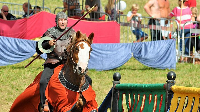 ​Tornerspel under medeltidsmarknaden i Wadköping, Örebro