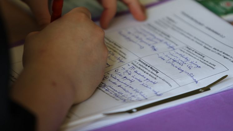 Während des Unternehmensvortrags notierten sich die Schüler*innen wesentliche Aspekte.