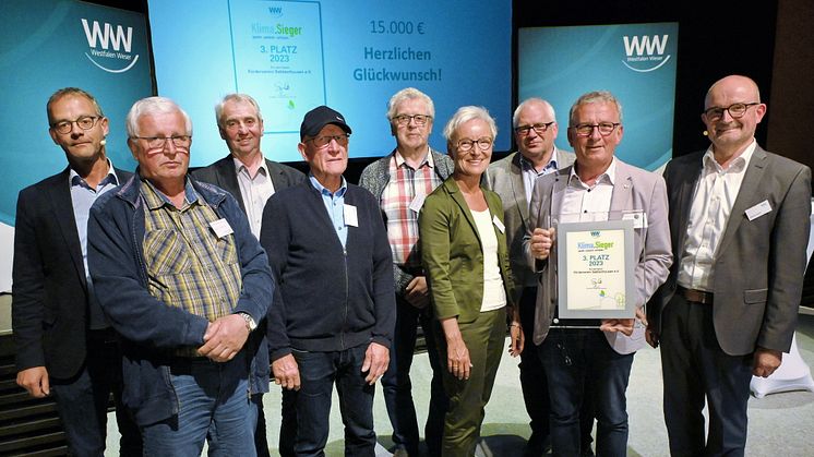 Bronzemedaille für Sabbenhausen (v. l.) Jurymitglied Heinz-Jörg Heinemann, Bernd Pöpperling, Willi Bluhm, Franz Aich, Horst Gröne, stellv. BMin Ulrike Jakob, Lügde, Detlef Schake, Klaus Meier und Andreas Speith, Geschäftführer WW.
