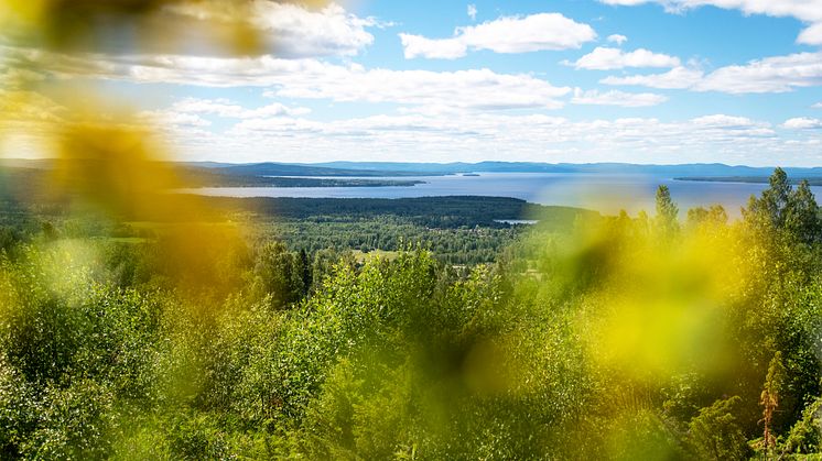 För nästan 380 miljoner år sedan slog en meteorit ner, ställde berggrunden på ända och bildade det som skulle bli sjön Siljan. Foto Visit Dalarna.