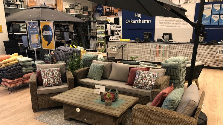Sommarmöblerna står redo i den nya butiken i Oskarshamn. 