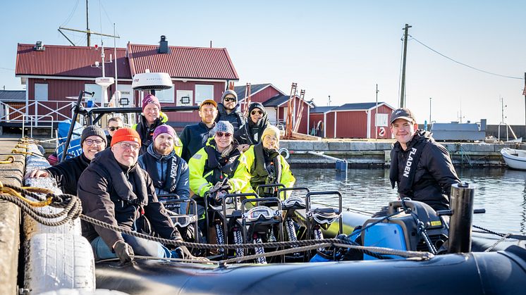 Hampus Södergren och Hannes Kindeberg tillsammans med representanter i projektet. Foto: Sölvesborgs kommun. Får användas av press.