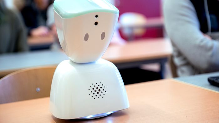 Det finns många olika typer av projekt inom digitalisering i Kungsbacka. På Hedeskolan testades den här typen av robot för att underlätta för elever som har svårt att närvara i skolan. Via roboten kan eleven delta i lektioner. 