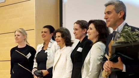 Swecares vd Maria Helling tillsammans med drottning Silvia, statssekreterare Maja Fjaestad och 2018 års vinnare Cambio Healthcare Systems.
