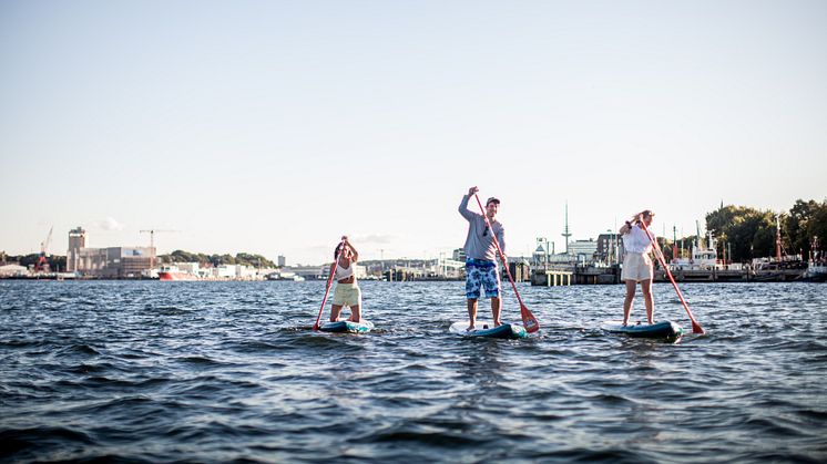 Beim SUP Firmencup gilt es den ausgelegten Tonnenparcour als Staffel zu absolvieren