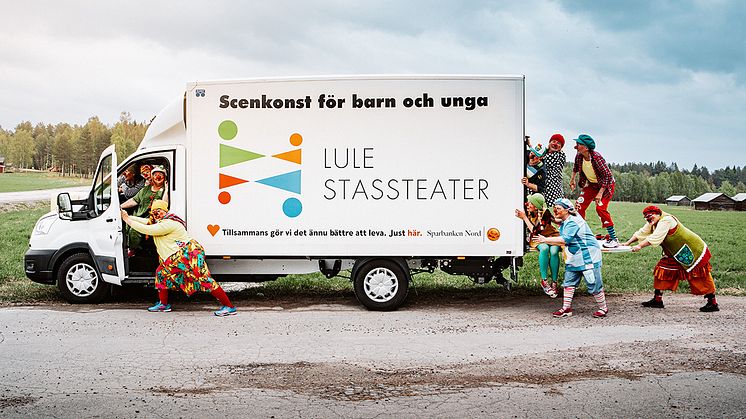 Nu rullar samarbetet ytterligare tre år! Sparbanken Nord förlänger avtalet med Lule Stassteater och sjukhusclownerna. Foto: Viveka Österman.