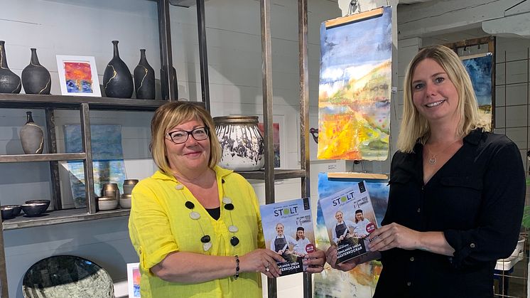 Magasinet Stolt distribueras till cirka 150 besöksmål runt om i länet. Här tar Lena Sjöberg och Anna Besterman på Wäsby magasin emot sina magasin. 