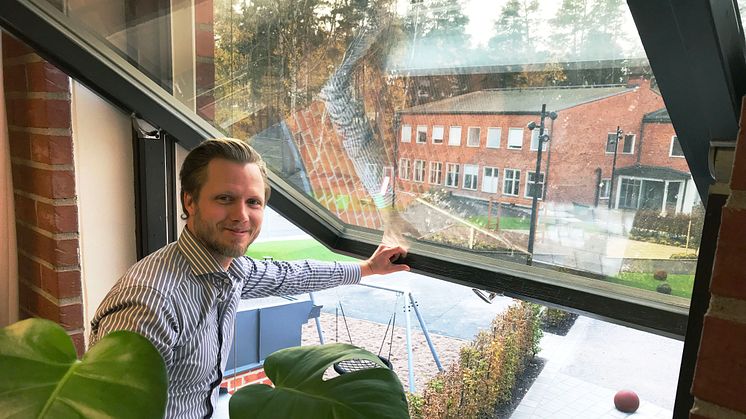 Rektor Mattias Lingeskog visar upp den nya skolgården från sitt fönster.