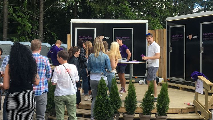 OverOslo 2018 - Geberit AquaClean utfordrer toalett-trengende festivaldeltagere til å trykke på knappen for første gang - og få vasket baken med rent, temperert vann.