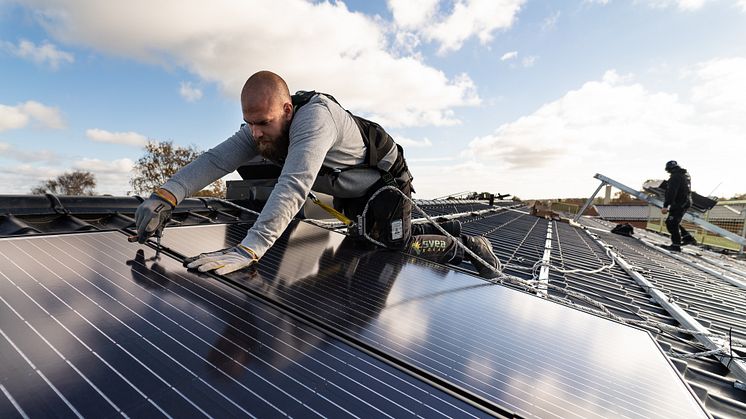 I undersökningen "Svenskar och hållbarhet 2021" ställs frågan ”vilka företagsbranscher tror du arbetar mest aktivt med hållbarhetsarbete idag” och 49 % svarar energibranschen, följt av avfallsbranschen (39 %). Foto: Timo Julku.