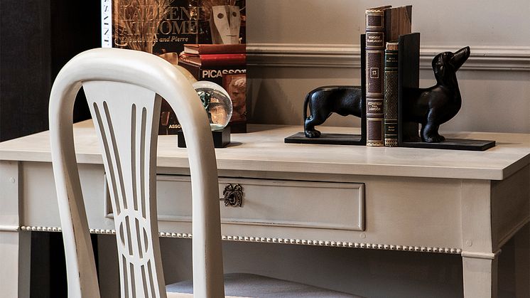 Stol, skrivbord och bokstöd i vacker design från Oscar & Clothilde.
