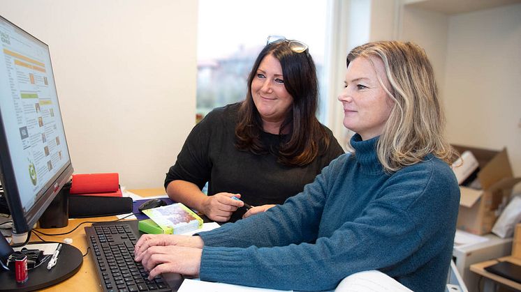 Socialrådgivarna Jenny Kristinsson (t.v) och Hanna Hammar (t.h) är i färd med nästa års planering.