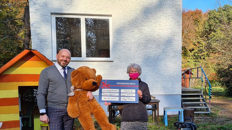 Geschäftsführer Ronny Thiers und Christine Börnervom Kinderhospiz Bärenherz präsentieren stolz den Spendenscheck