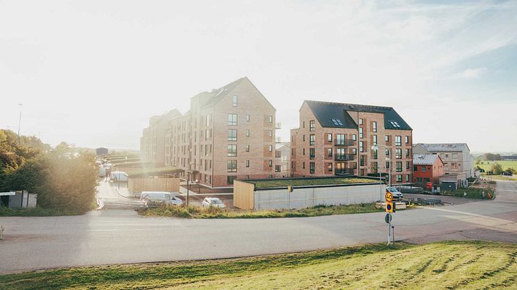 Pilgrimen skapar en entré till Lund från öster. Under morgontimmarna kan man se solen reflekteras i de glaserade tegelstenarna i gaveln. Foto: Emma Karlsmark Elfstrand