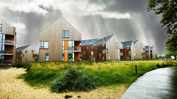 Kronborg Strand er beklædt med 12.000 kvm. vedligeholdelsesfri ThermoWood® D212 fra Södra. Træet er gjort naturligt modstandsdygtigt over for råd og svamp med en særlig varmebehandling. Arkitekt: Arkitema, bygherre: PFA og PBU.