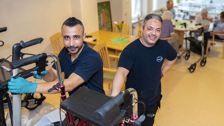 Hjälpmedelsteknikerna Ahmed Elsheiry och Mohamed Ismail från kommunalförbundet Medelpunkten såg till att rollatorerna rullade perfekt igen.