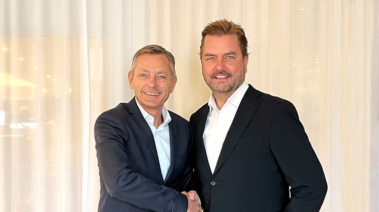 Merresors affärsområdesdirektör Jörgen Karlsson och Västanhedes vd Tomas Ramsell vid undertecknandet. 